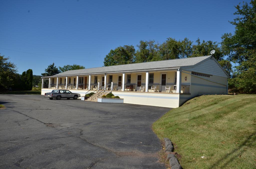 Budget Host Inn New Berlinville Esterno foto
